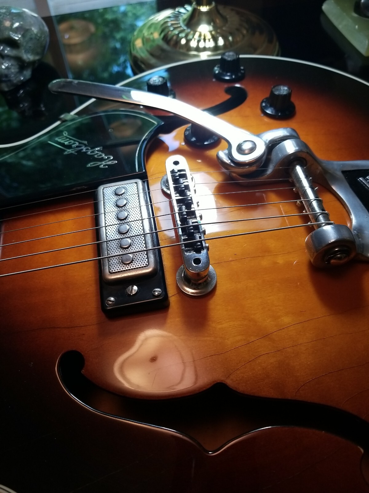 1967 – Hagstrom V 1 – Viking – Sunburst w/Bigsby Tremlo – Excellent Condition