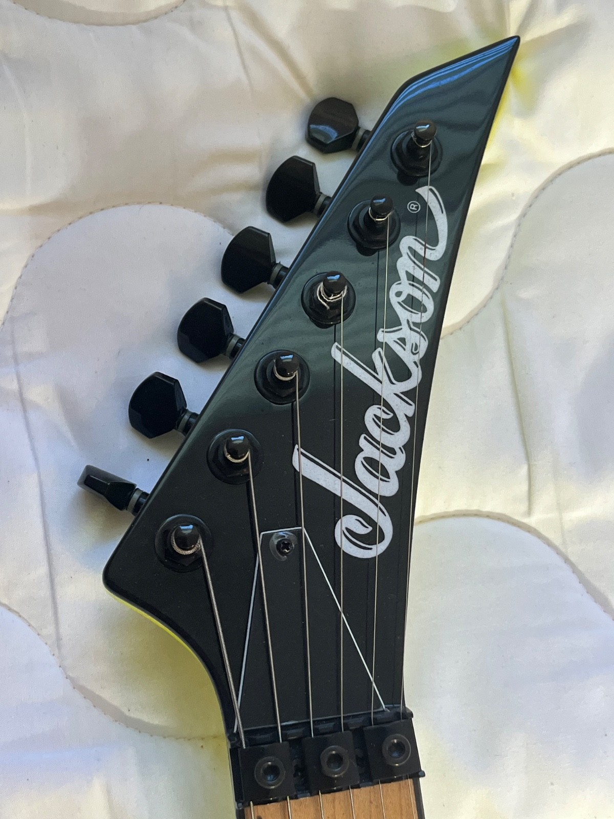 Jackson X Series Kelly – Neon Yellow KEXM MN WITH HARD SHELL CASE