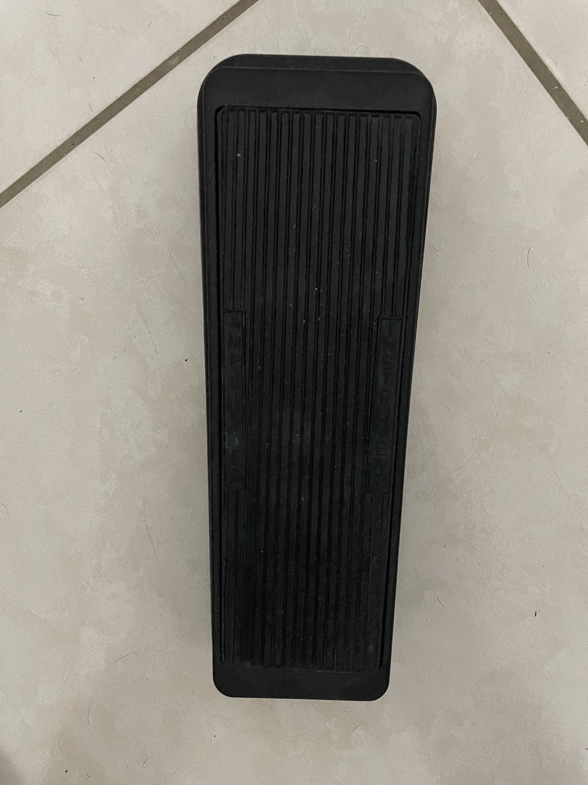 Epiphone Elect Guit SG-Style + Gamma Amp + CryBaby Wah Pedal – Excellent Condit