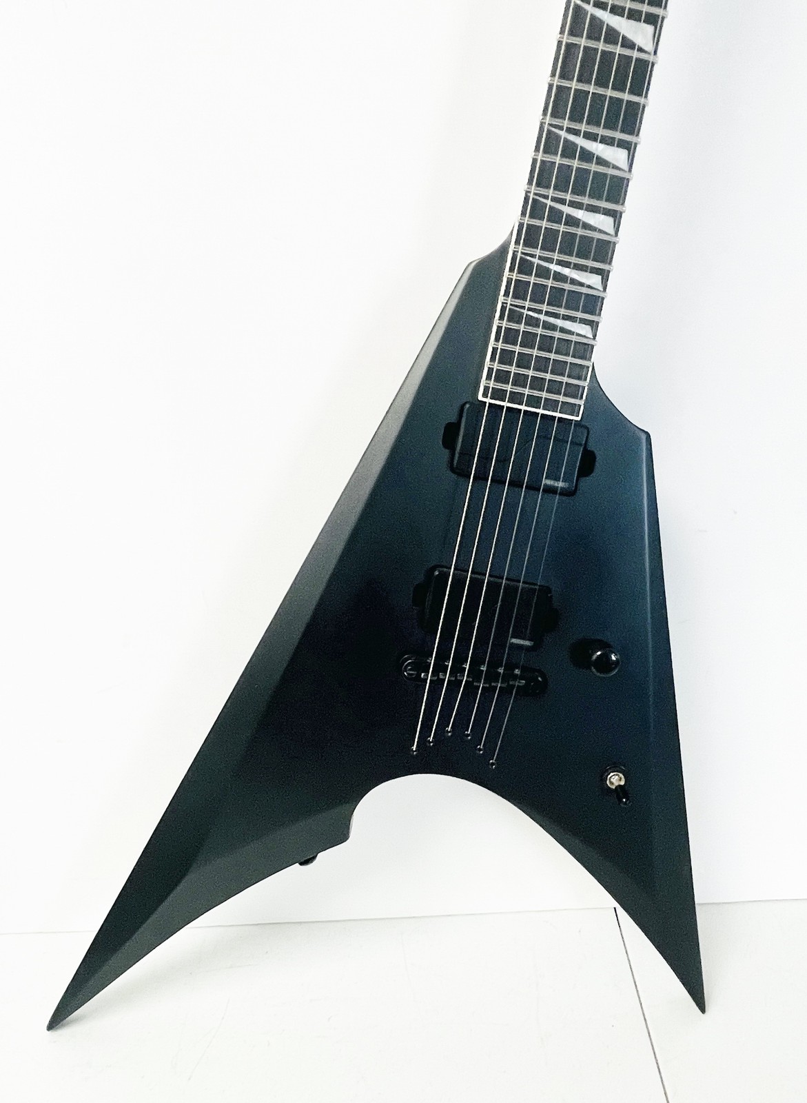 ESP LTD Arrow 1000 Deluxe Guitar Satin Black EMG 81/85 w/ ESP Hard Case
