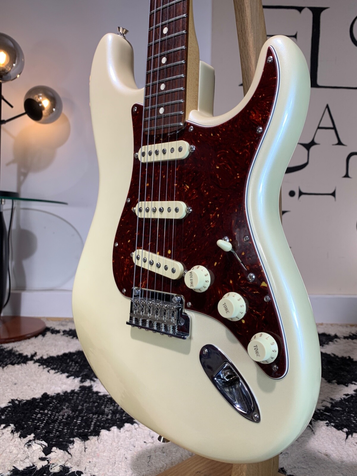Fender Limited Edition American Showcase Stratocaster Olympic White pearl 7.8lb