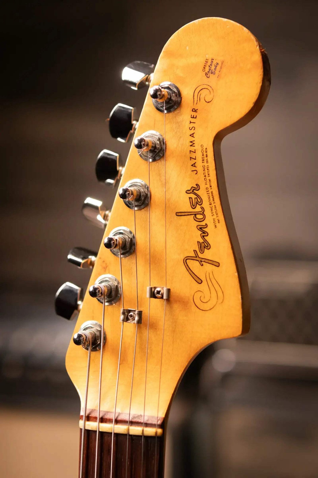Fender Vintage 1962 Jazzmaster Electric Guitar – 3-Tone Sunburst with Hardshell