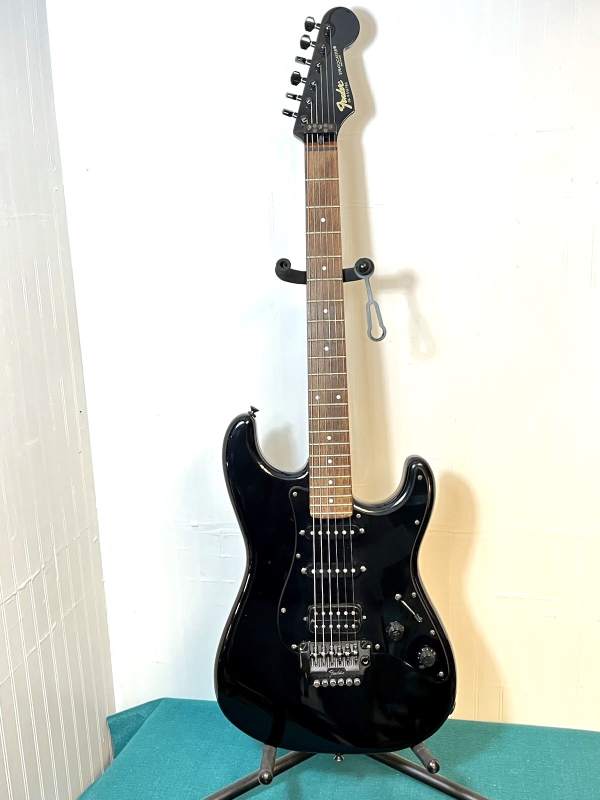 1985 Fender Stratocaster ST-556 Boxer Japan: Black / Black