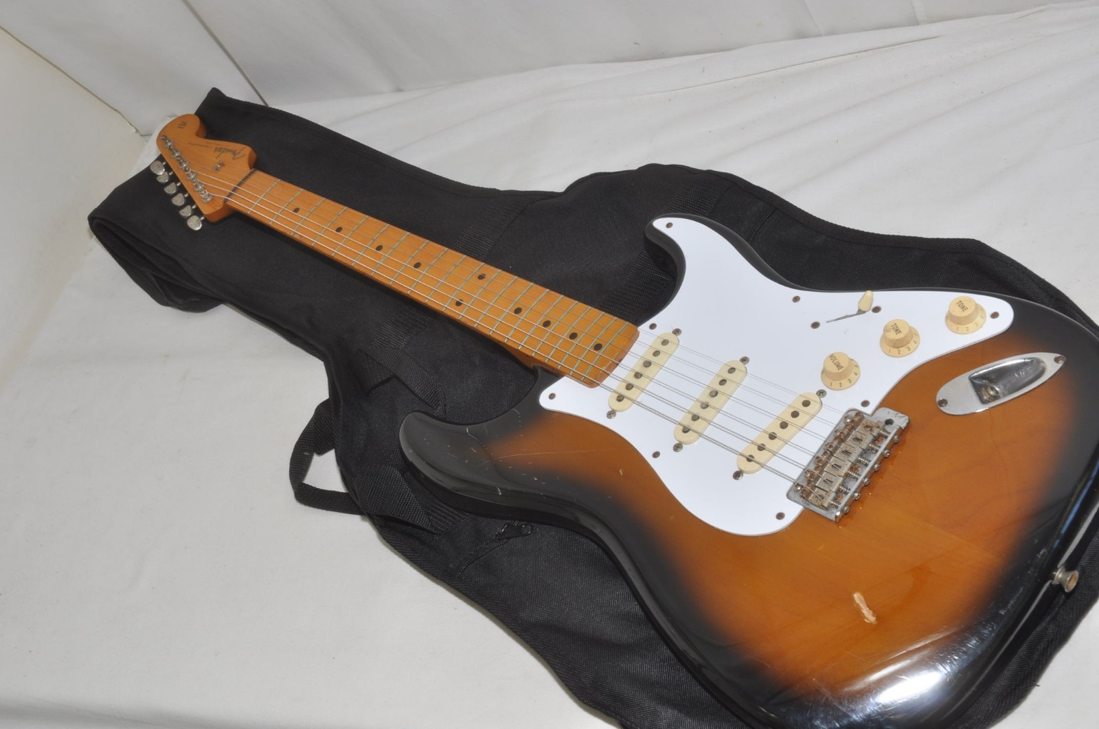 FENDER JAPAN ST57(T) Stratocaster 2-Tone Sunburst Electric Guitar Ref. No 7194