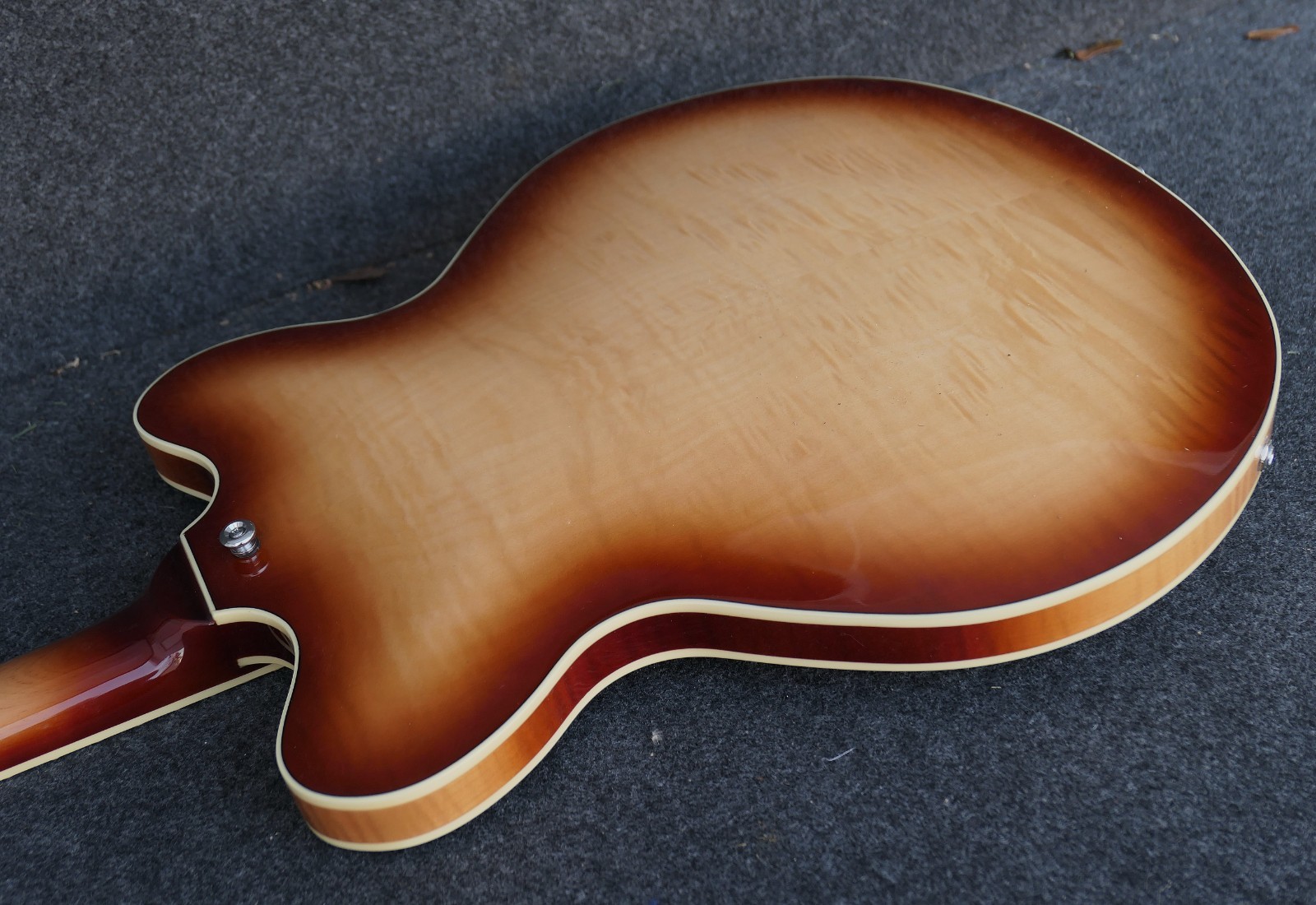 Hofner HCT-VTH-SP-SB Verythin CT SPECIAL Semi hollow has 2 Humbuckers one a P90