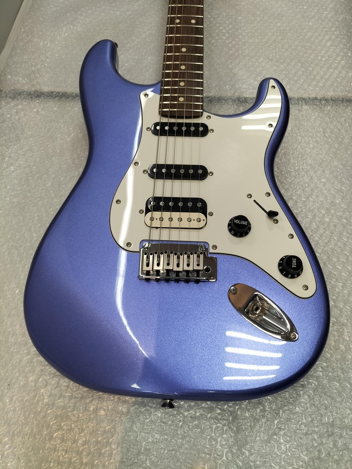 SQUIER COMTEMPORARY STRATCASTER HSS Used Poplar body Maple neck w/Soft case