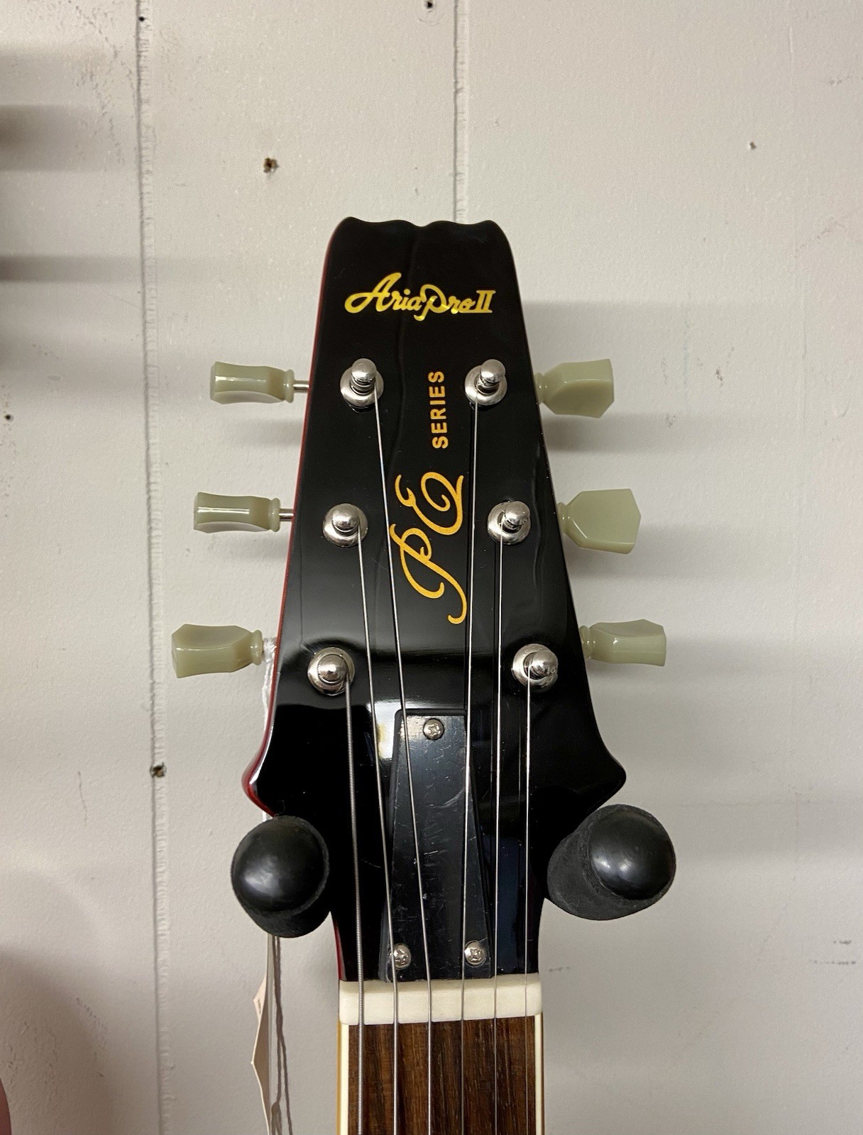 Aria Pro II PE-350STD CS – Cherry Sunburst LP Style