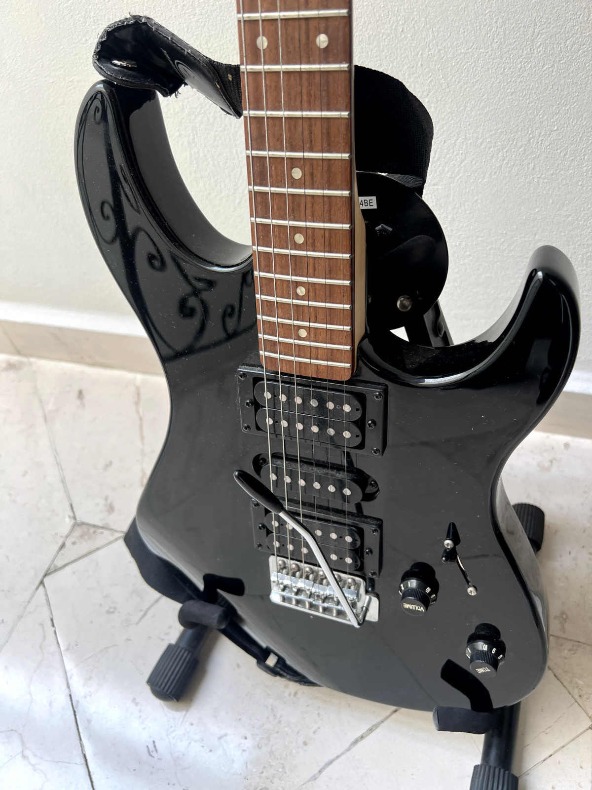 Guitarra Eléctrica Yamaha ERG 121C (equipo completo y accesorios).