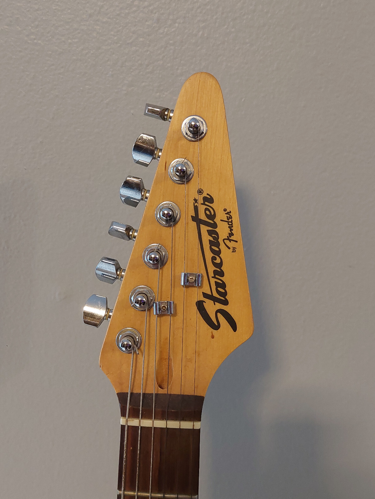 Starcaster by Fender Stratocaster 3-Tone Sunburst Electric Guitar