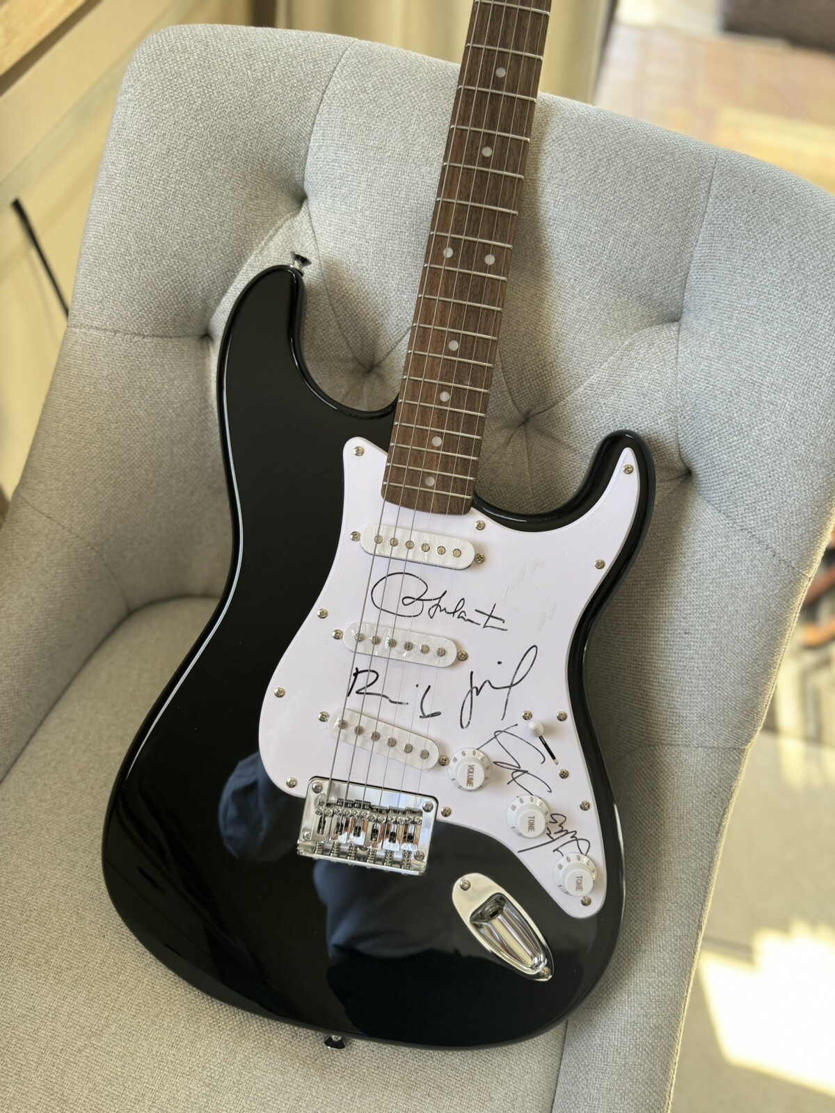 Ricky Martin + Reik Signed Guitar – Squier By Fender SQ Bullet Strat HT HSS BLK
