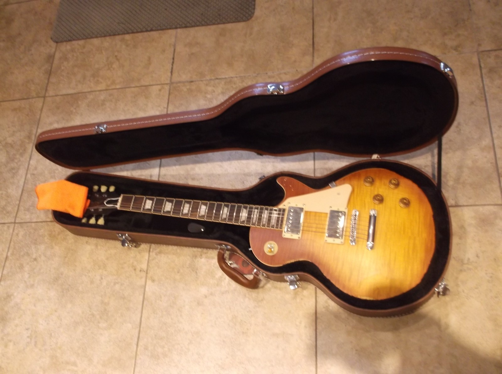 50`s Style LP Custom guitar with upgrades ! Hardshel Case