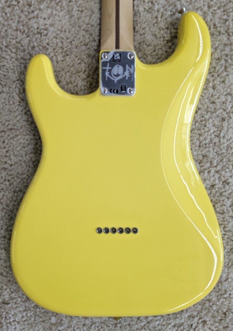 Fender Tom DeLonge Stratocaster, Rosewood Fretboard, Graffiti Yellow 7lbs 9.70oz