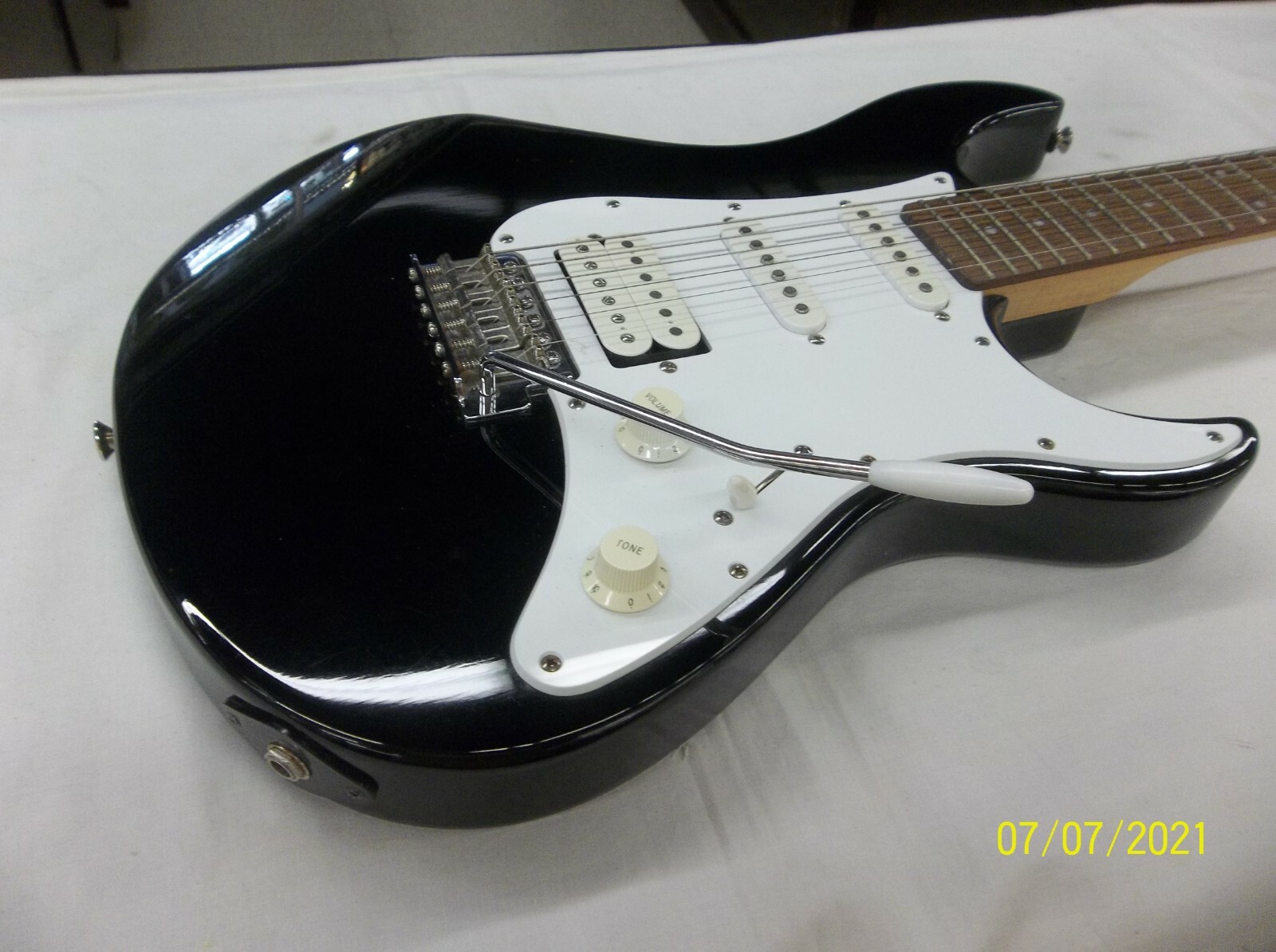 YAMAHA Pacifica PAC112J Electric Guitar BLACK WITH GIG BAG