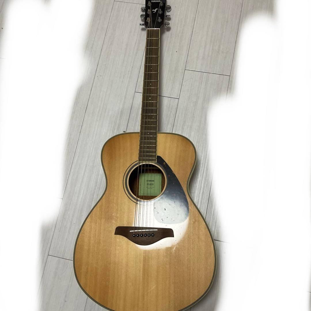 YAMAHA FS820 acoustic guitar with case