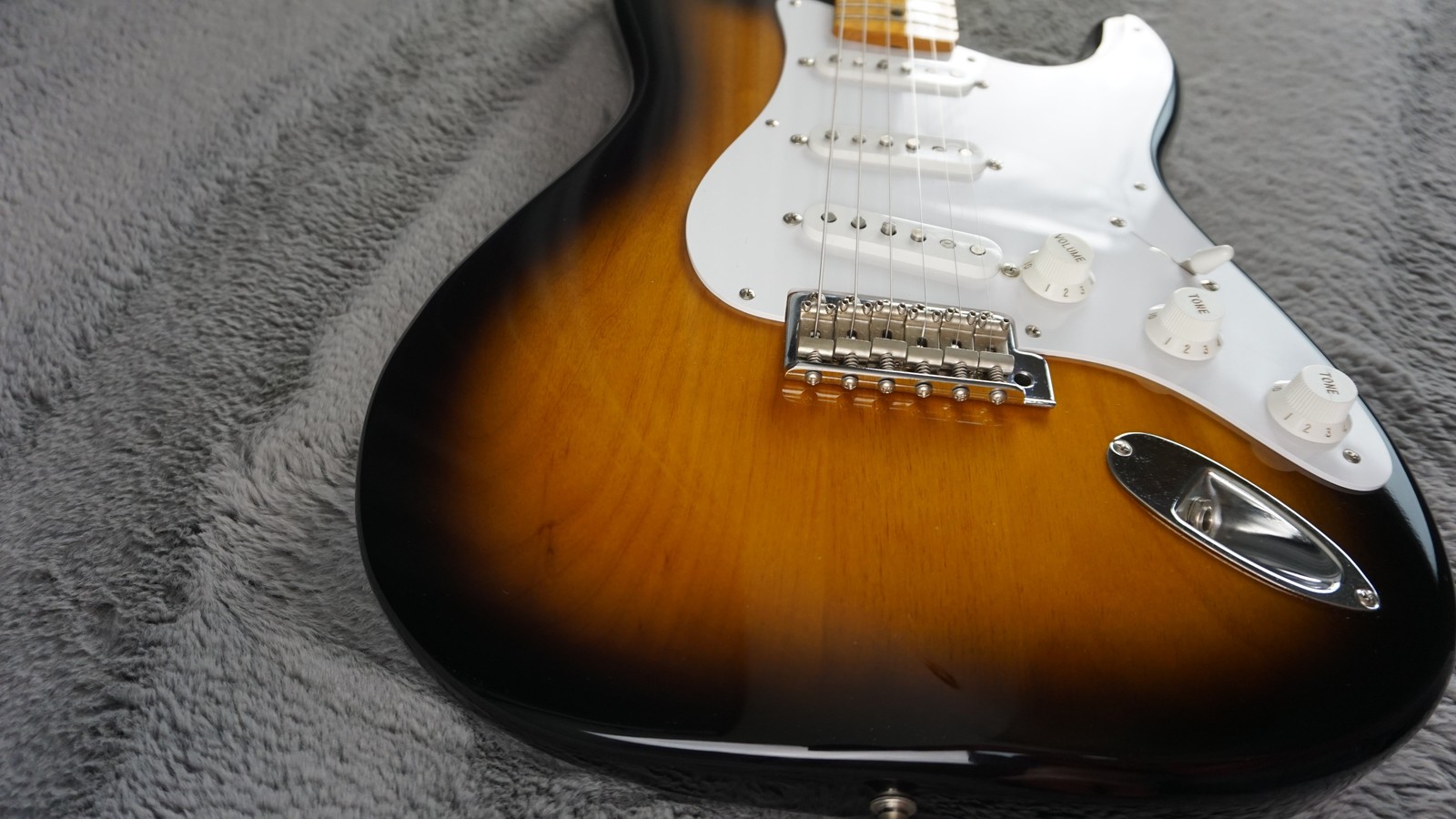 Fender Japan ST57-70TX 2004 Stratocaster 2-Tone Sunburst w Texas Special Pickups