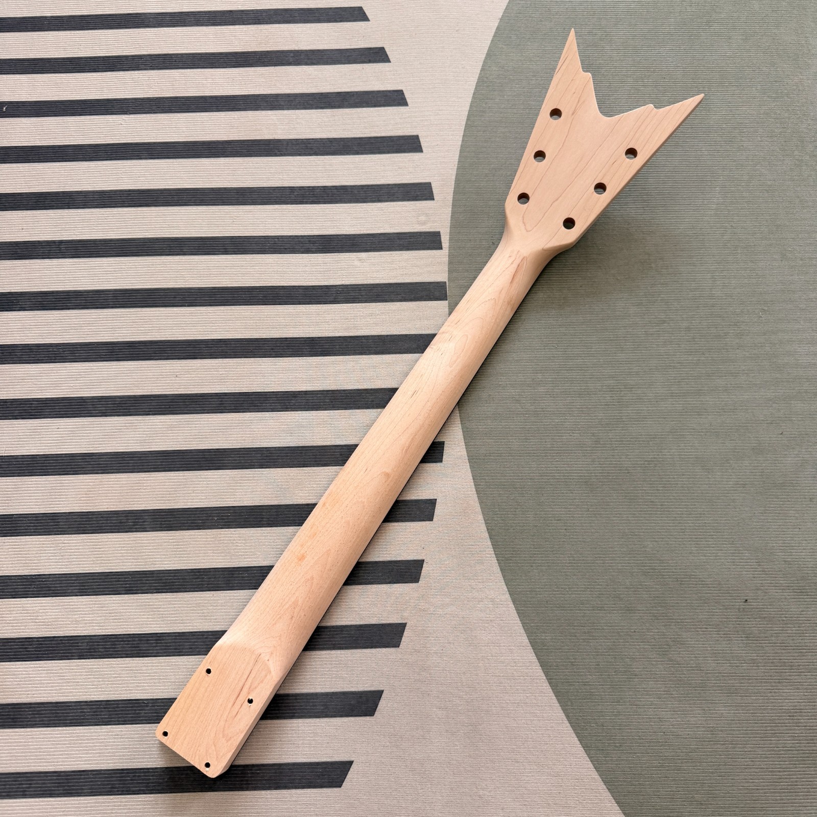 DIY Junior V‑Style electric guitar kit Maple Neck BK part Tremolo System razor