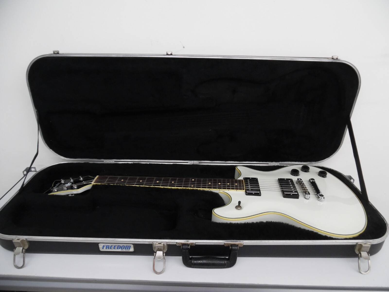 Schecter Diamond Series Tempest Standard Electric Guitar With Case