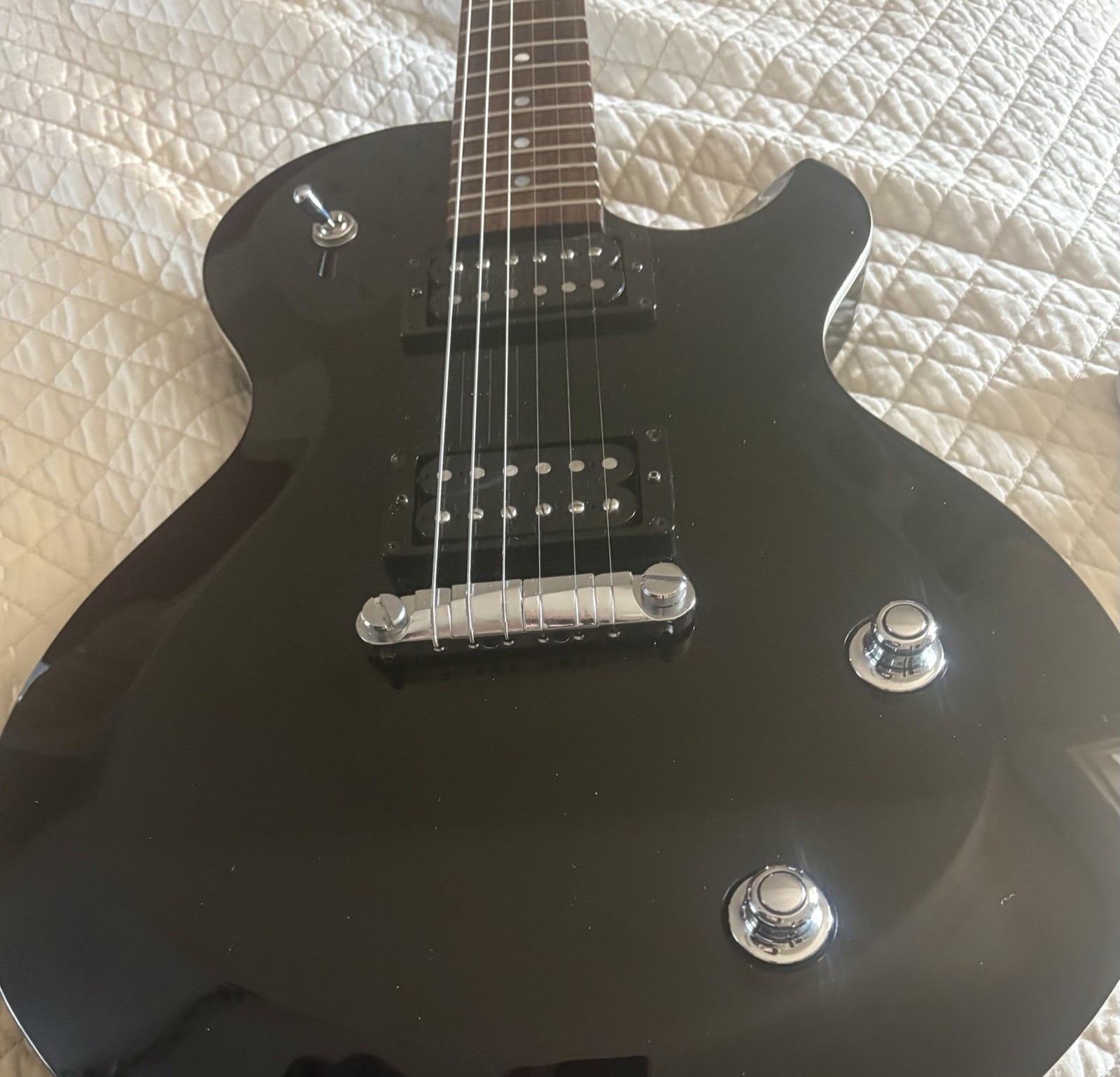 Yamaha AES420 AES Series Solid Body 6-String Electric Guitar Black