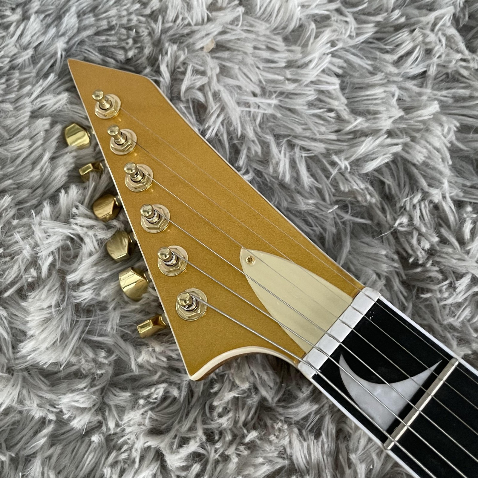 Metallic Swallow Tail V Shape Electric Guitar Gold Knob Thru Body active Pickups