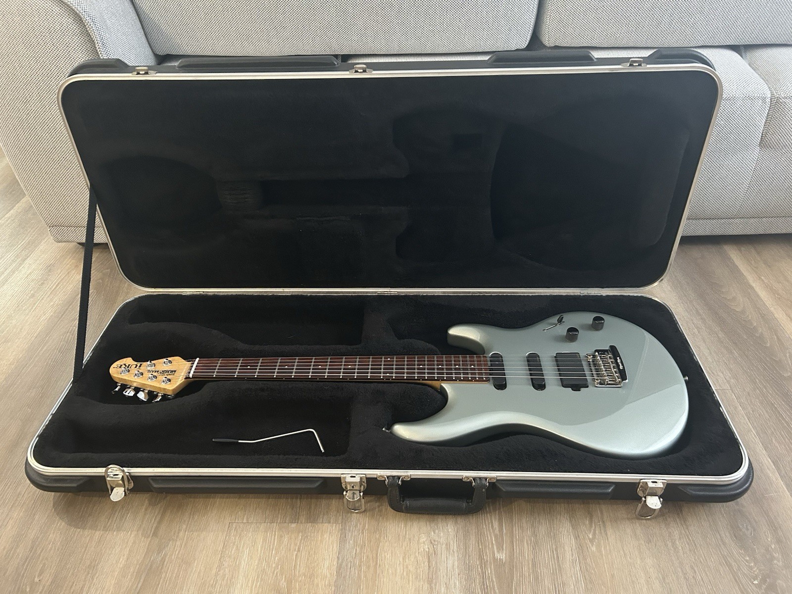Music Man Luke Electric Guitar – USA 2005 – Luke Blue – With Case