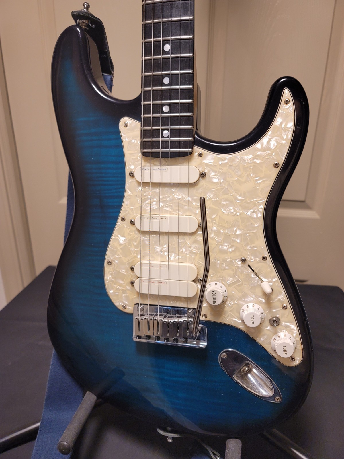 1997 Fender Strat Ultra Blue Burst Flame Top Lace Sensors HSS w/OHSC