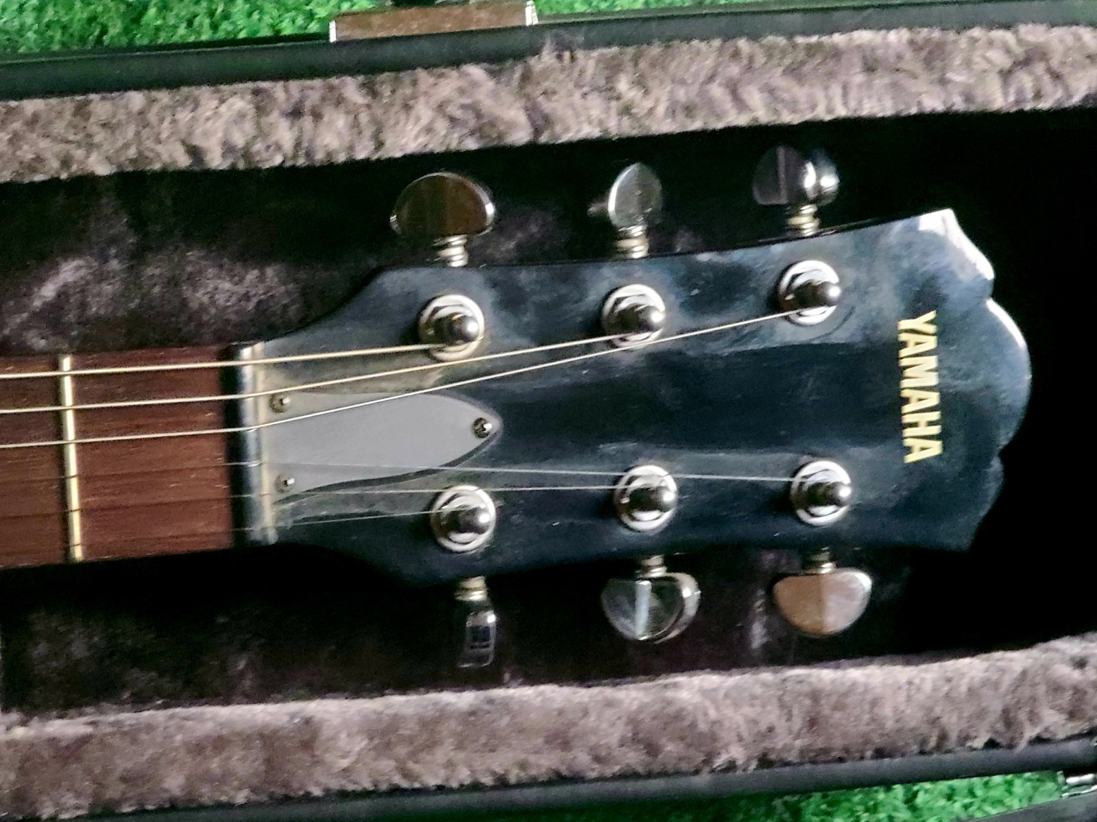 Sought-after AES620 YAHAMA 22 fret Guitar w/hardcase. # QKZ0250R/ 2003 -2004