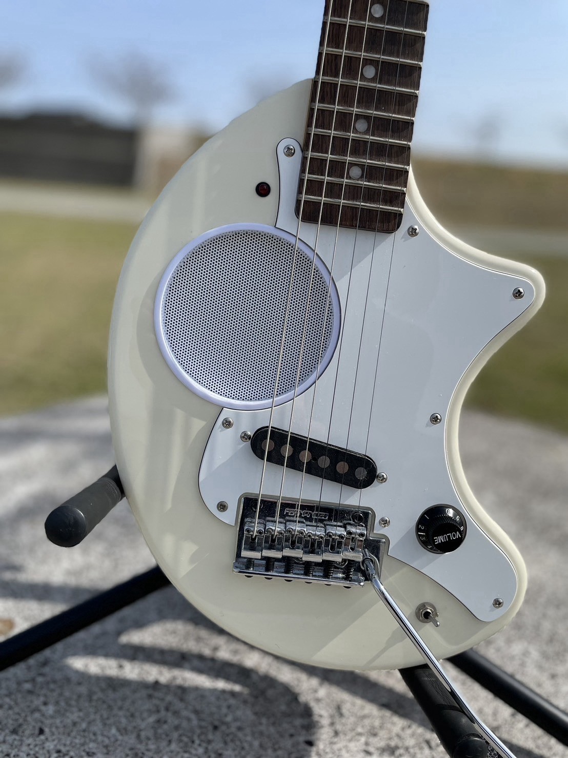 Mini Electric Guitar Built-in Speaker White Blackmore Style Travel Guitar