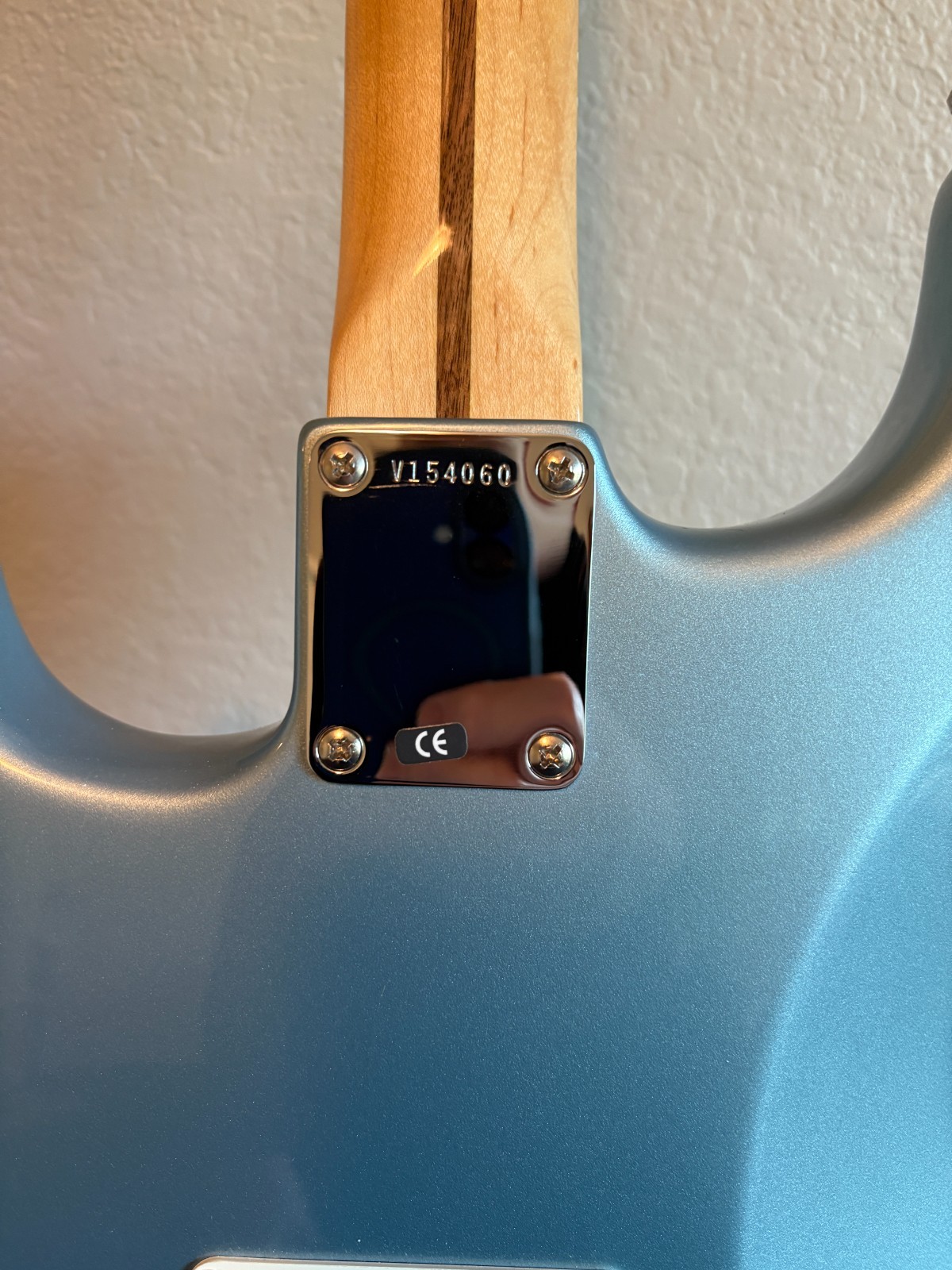 Fender FSR American Deluxe ’62 Stratocaster Ice Blue Metallic Matching Headstock