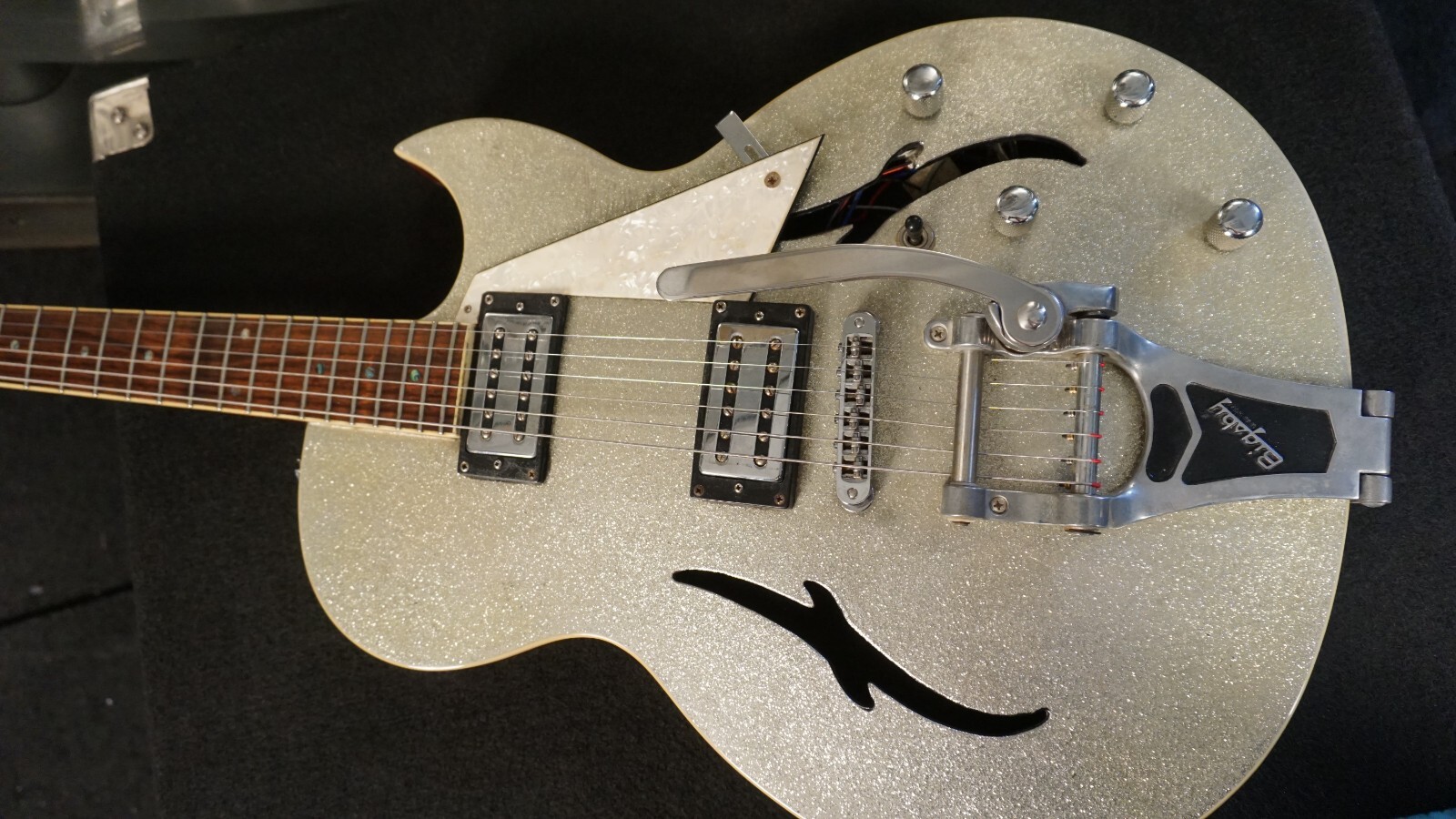 Michael Kelly Semi-Hollow Dual F-Hole HH – Silver Sparkle Korea w/ Bigsby