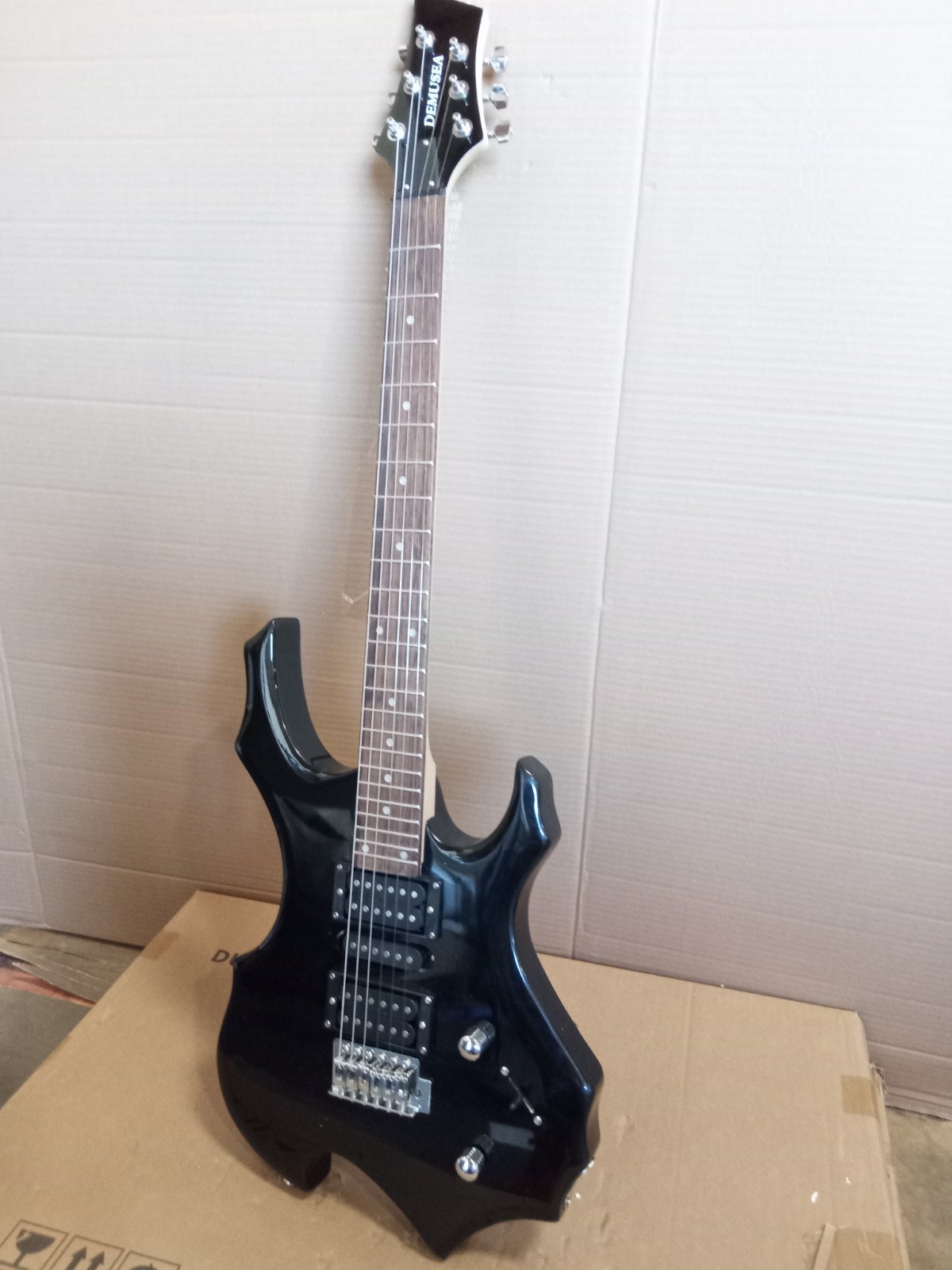Open box Unique Flame Shape Electric Guitar Gloss Black 1ZC1C7980313308543