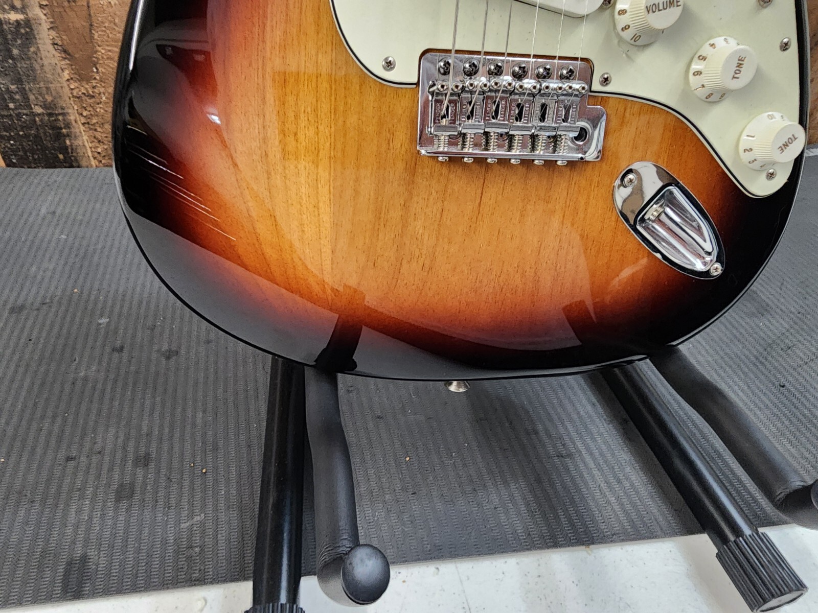 2017 MEXICAN FENDER Stratocaster. Sunburst With Gig Bag
