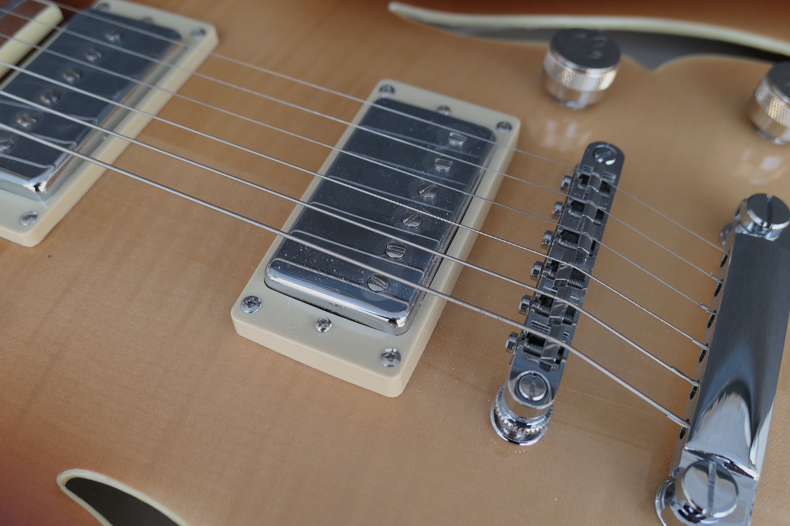 Hofner HCT-VTH-SP-SB Verythin CT SPECIAL Semi hollow has 2 Humbuckers one a P90