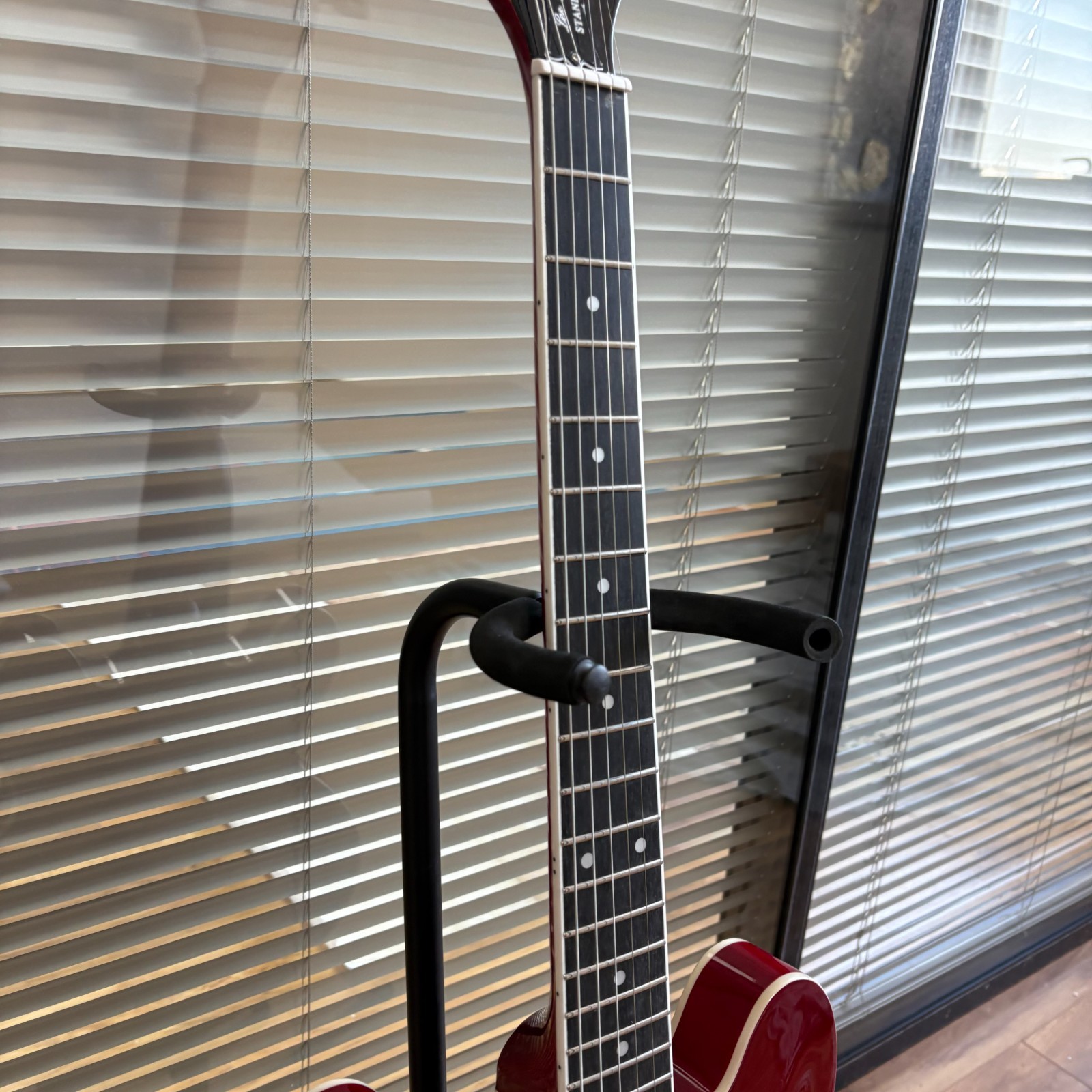 Semi-Hollow Red Electric Guitar Rosewood Fingerboard Fixed Bridge