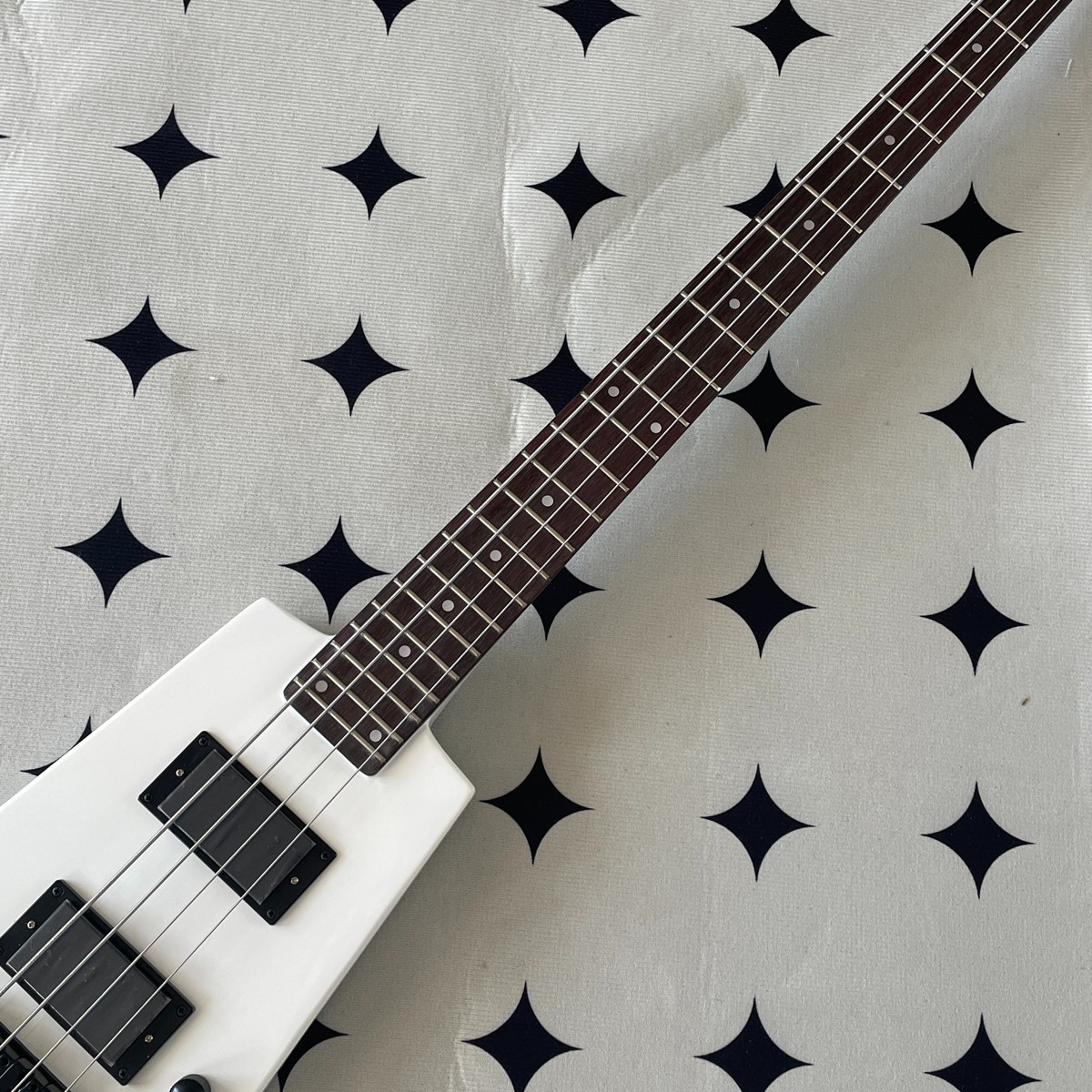 Headless bass; White; mahogany body; maple neck; headless portable guitar