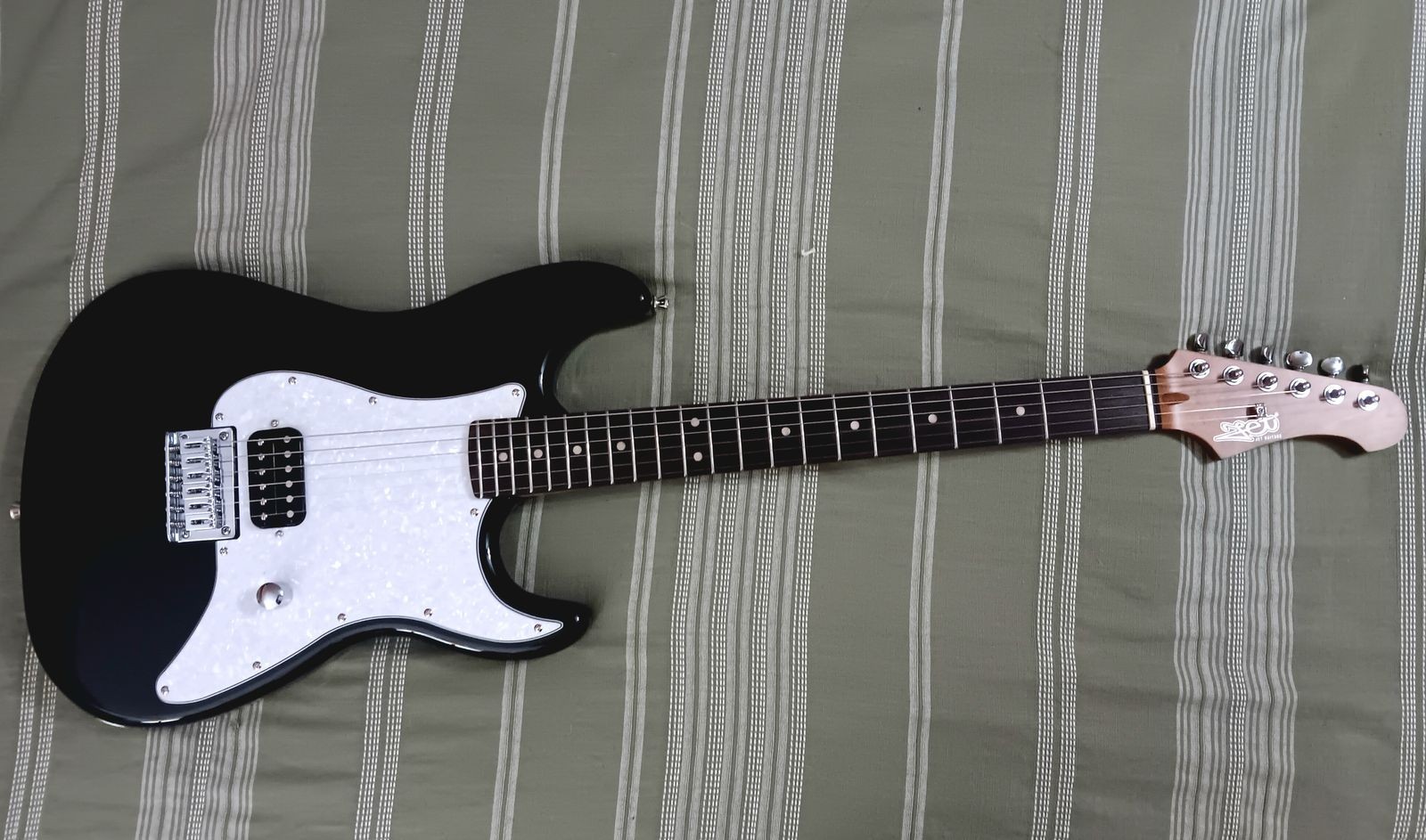 Jet JS-400 HT BK Electric Guitar (Tom DeLonge Style Hardtail strat) – Jet Black