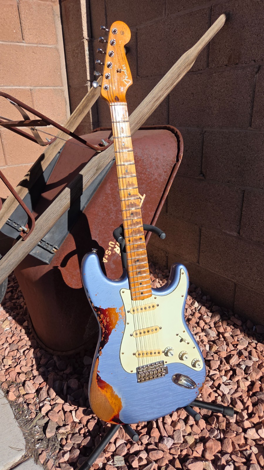 Fender Strat Relic Tribute ICE BLUE over 3 Tone SB, Alder Body Maple Fender