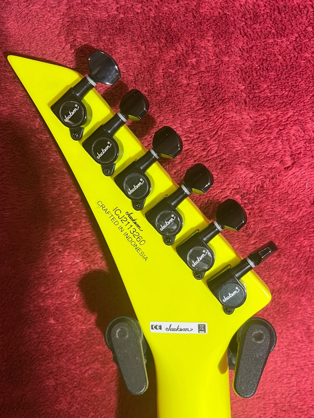 Jackson X Series Kelly – Neon Yellow KEXM MN WITH HARD SHELL CASE
