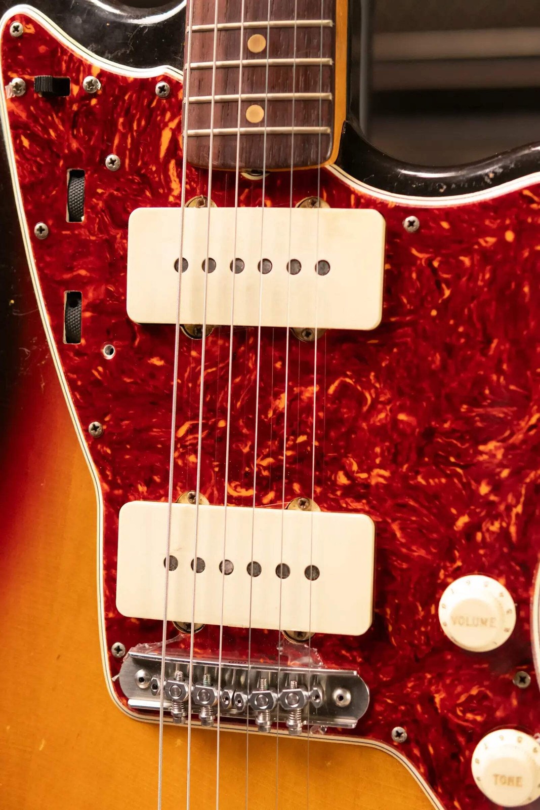 Fender Vintage 1962 Jazzmaster Electric Guitar – 3-Tone Sunburst with Hardshell