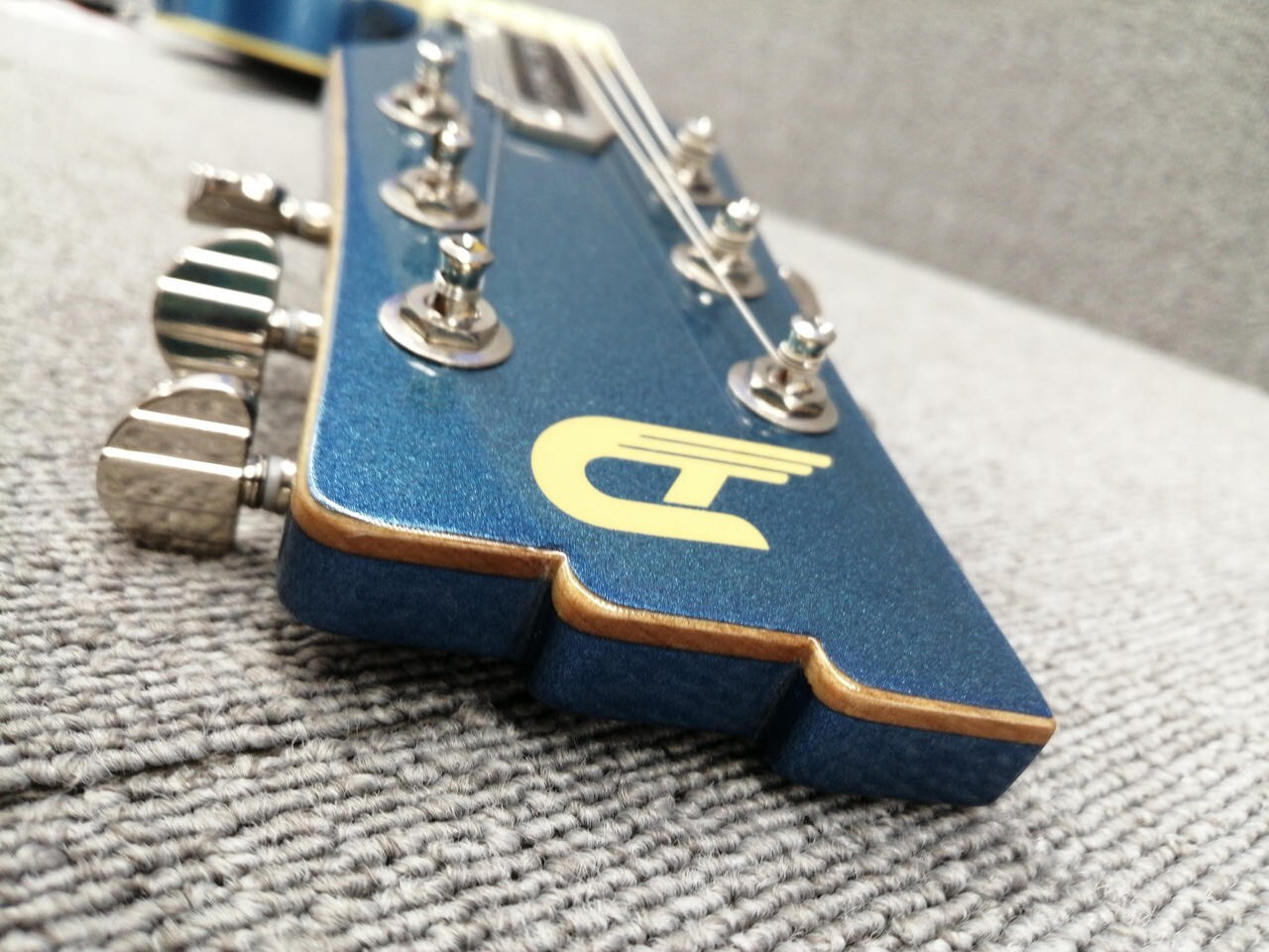 Duesenberg DTV-MC Mike Campbell Signature Metallic Blue with White Germany
