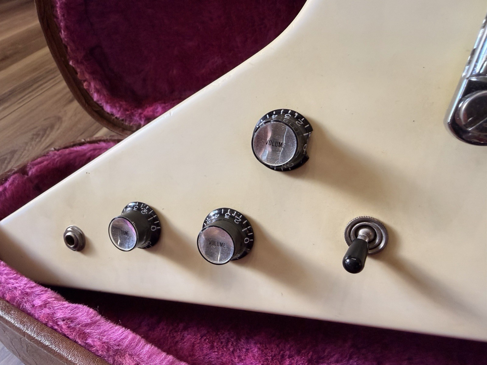 Gibson Flying V 1984 – White Make an Offer!