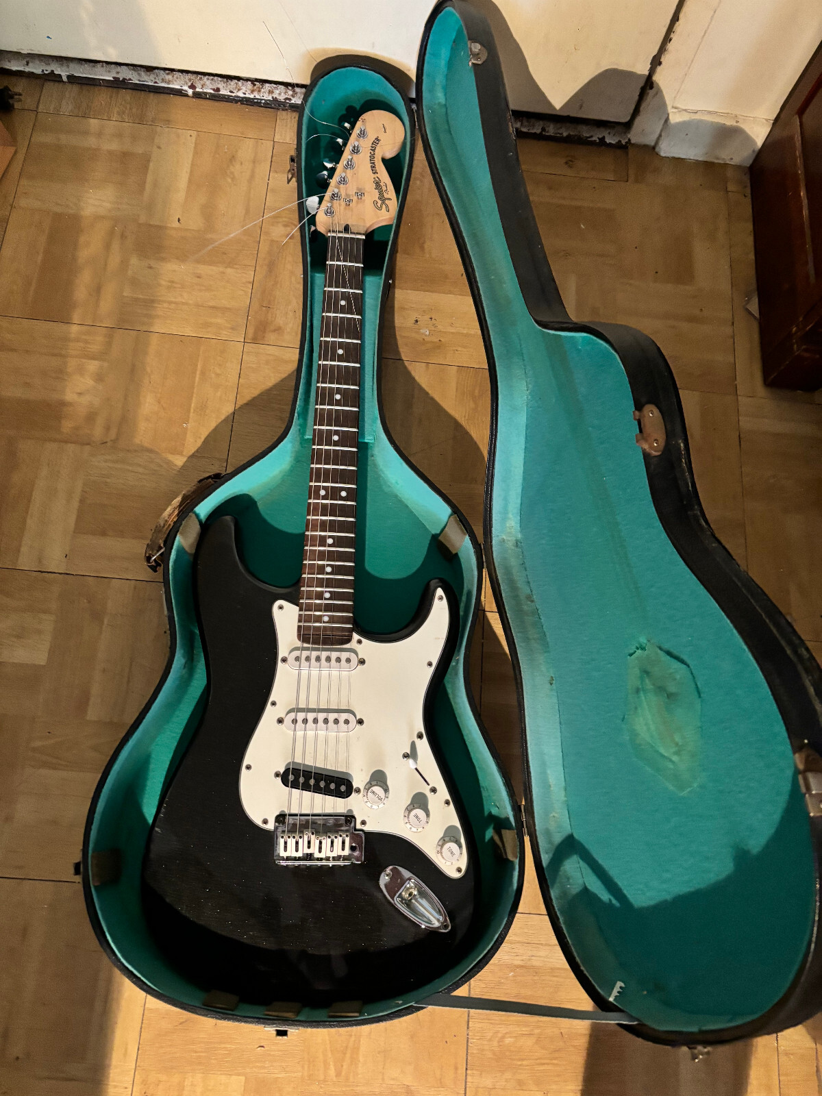 Squier Affinity Series Stratocaster Maple Fingerboard Electric Guitar Black.