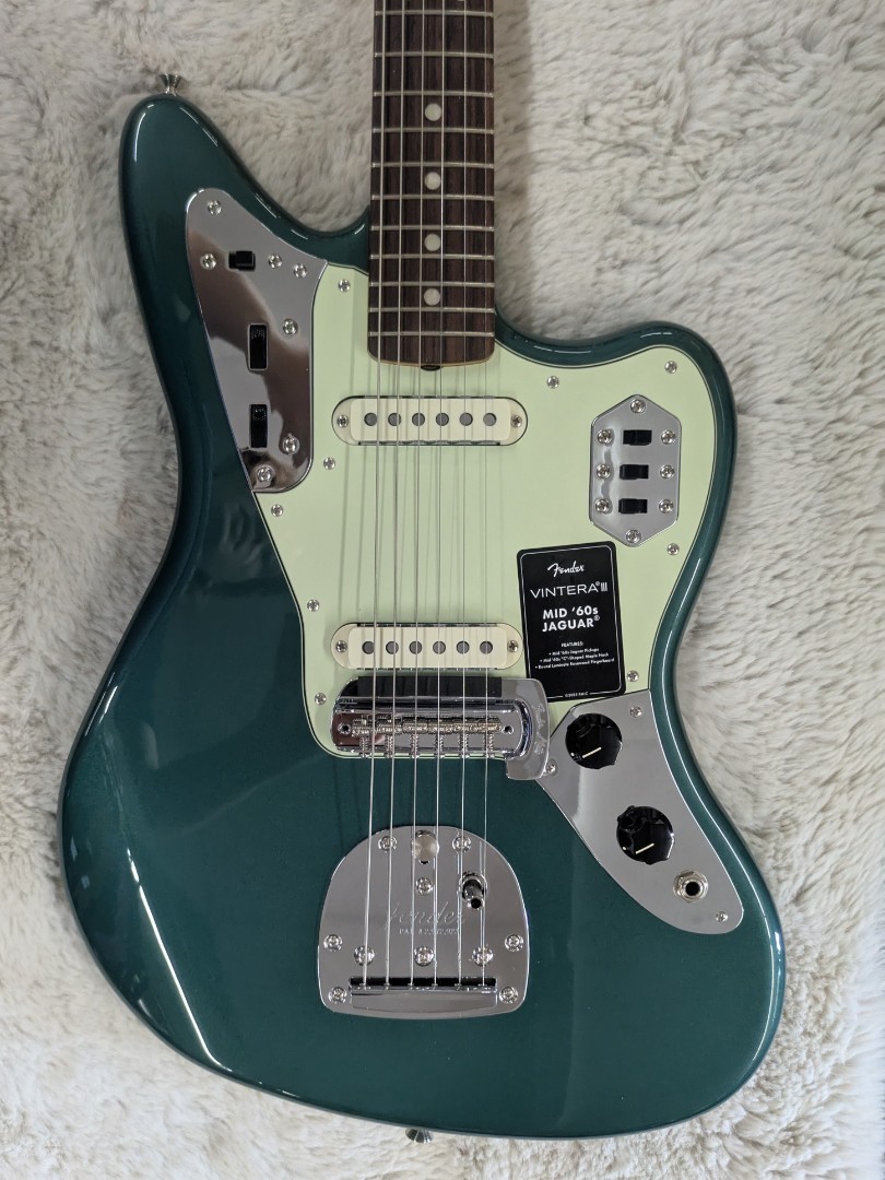Fender Vintera® III Mid ’60s Jaguar®, Rosewood Fingerboard, Green Metallic