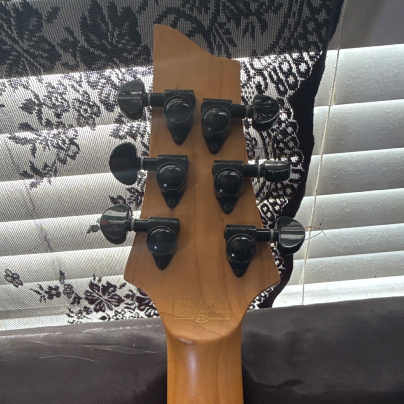 V Schecter Diamond Series 6-String w/ Bat inlays