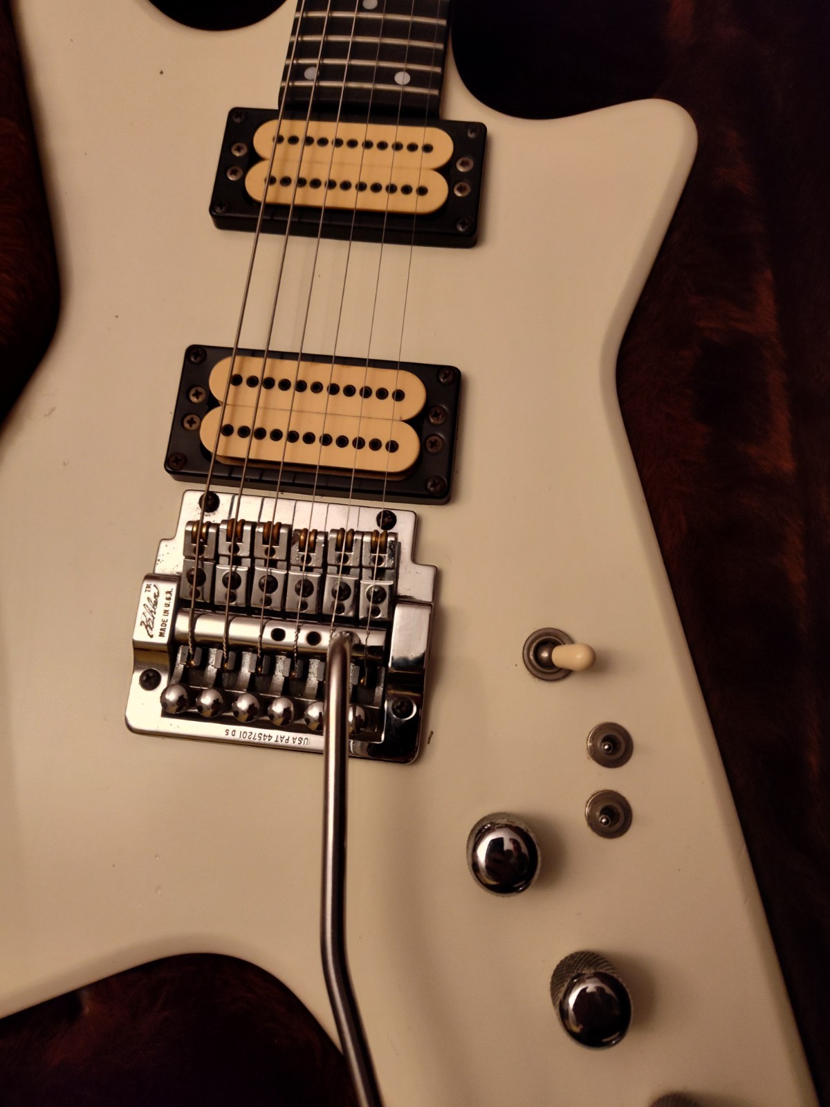 Vintage 1986 Carvin V220 Rare White Electric Guitar OHSC Kahler USA Heavy Metal