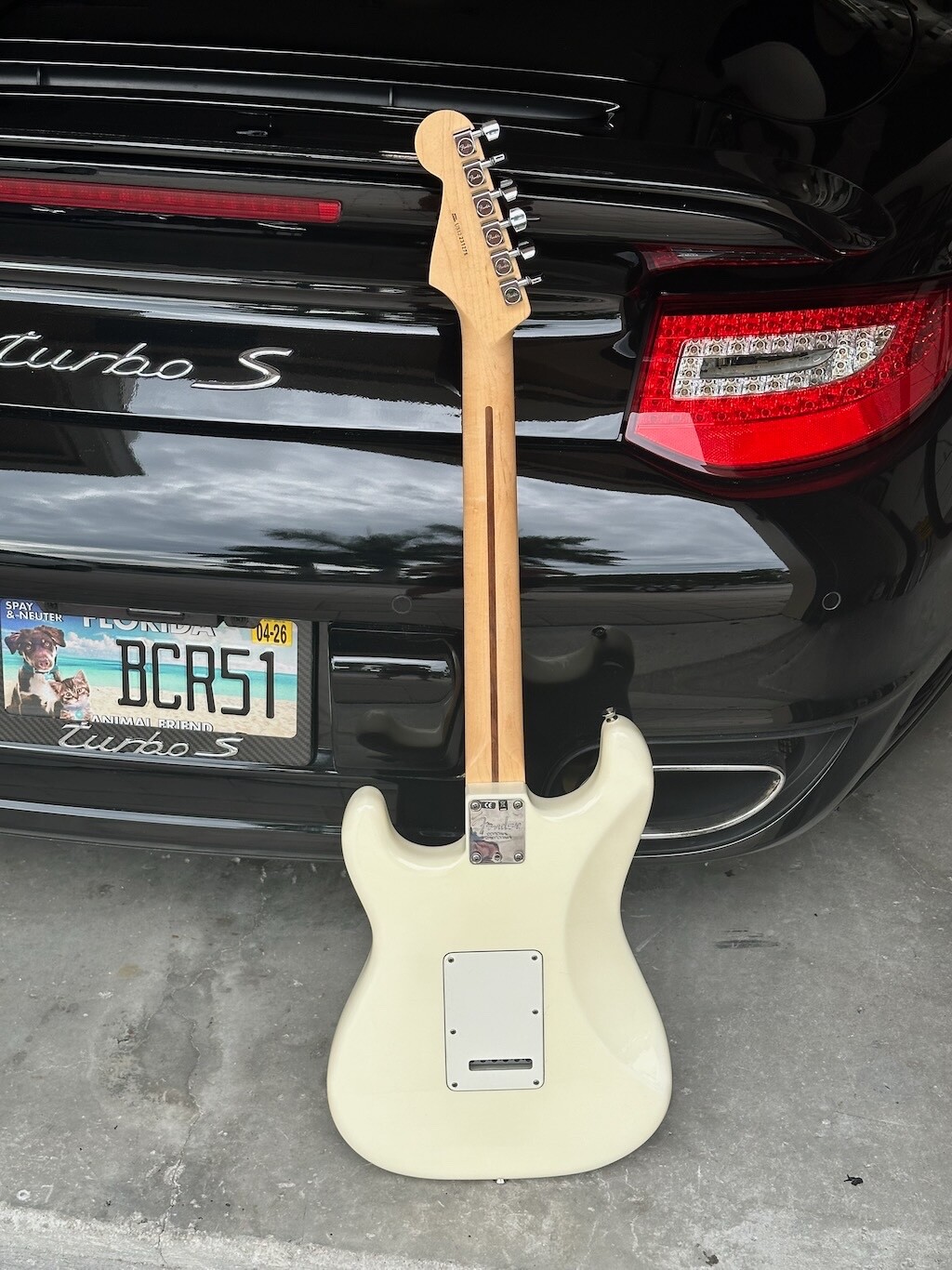 2012 Fender Stratocaster VW “Das Auto” Guitar for any VW Fan & it’s Minty !