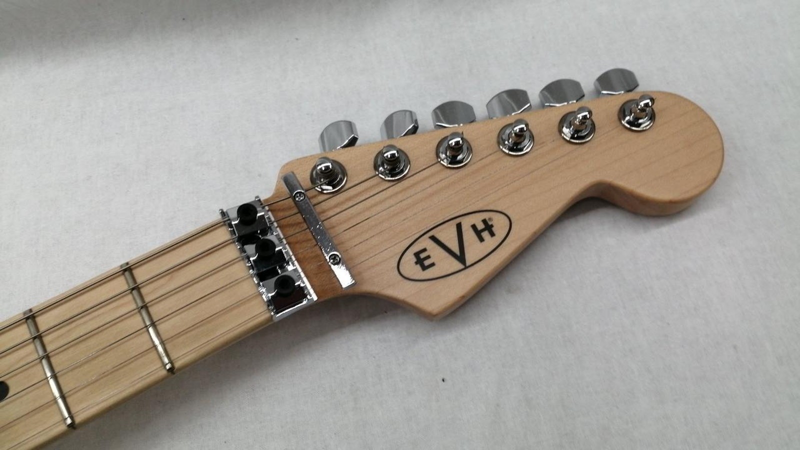 EVH Striped Series -Black with Yel Used Basswoodbody Maple fingerboard w/Gigcase