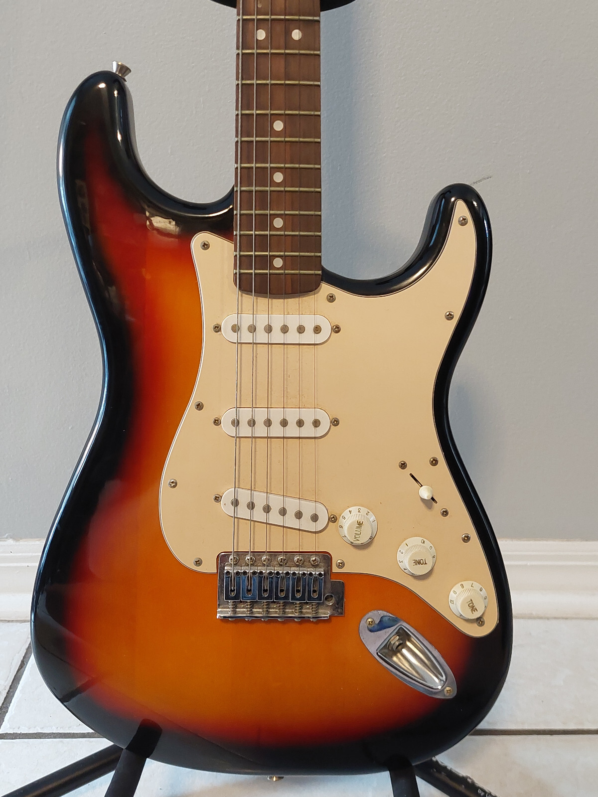 Starcaster by Fender Stratocaster 3-Tone Sunburst Electric Guitar