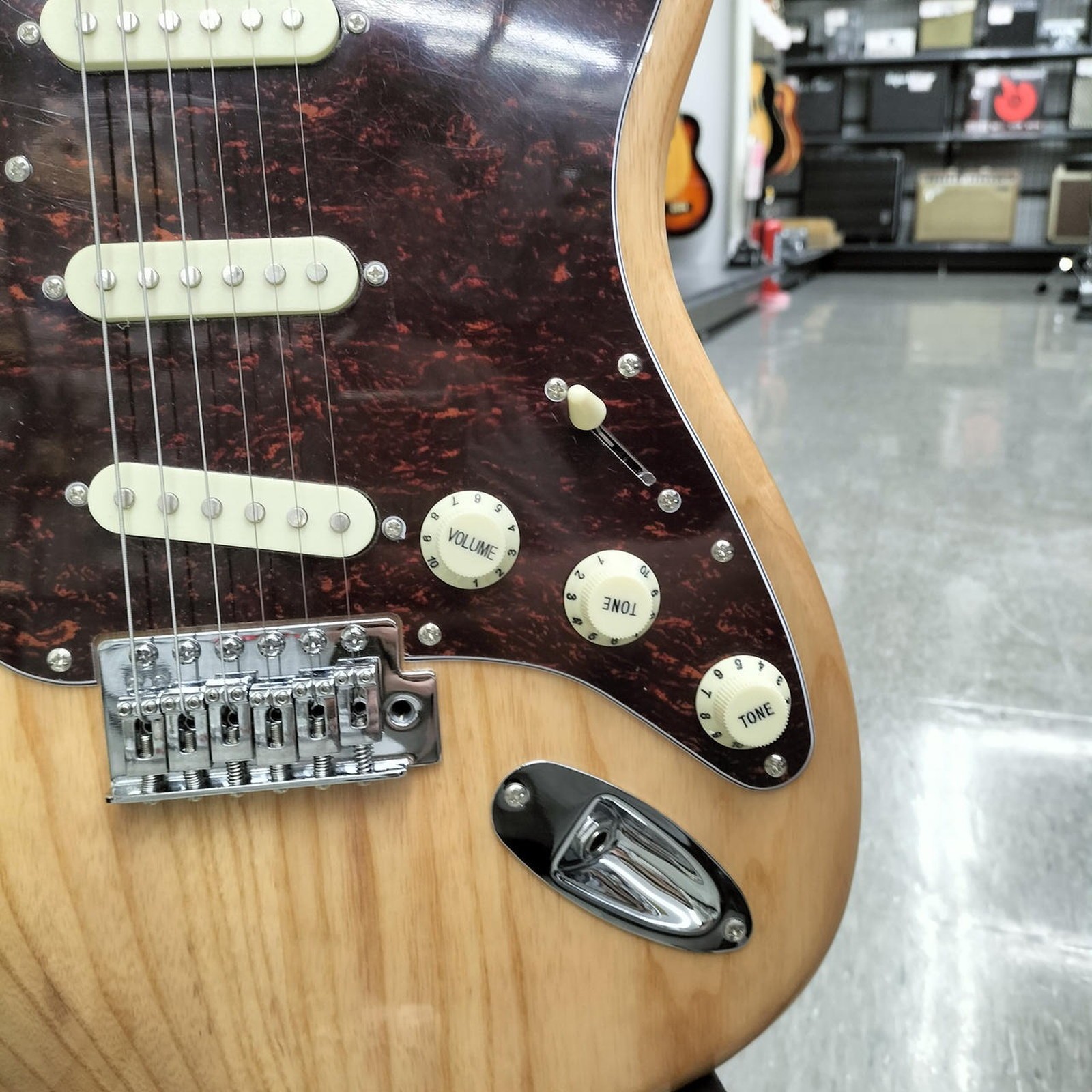 SX SST/ASH/R/NA Used Ash body Maple neck Rosewood fingerboard Natural w/Softcase