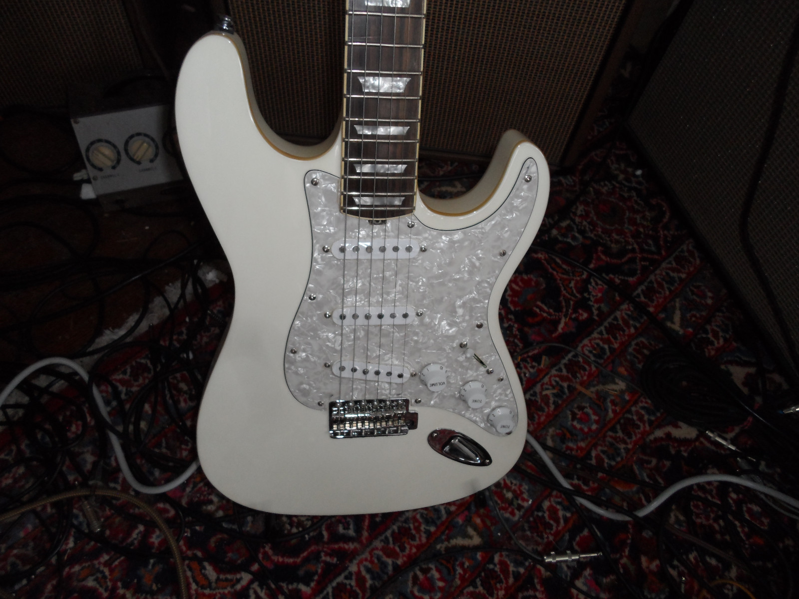 Hamiltone ” Arctic White ” Ltd Edition Neck Through Guitar
