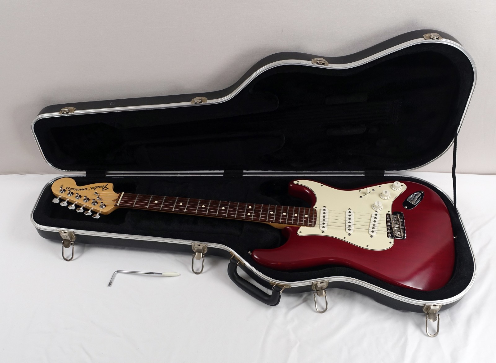 2006 Fender Highway One Stratocaster American USA Crimson Red with Hard Case